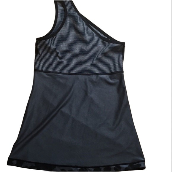 Lululemon Cold Shoulder One Shoulder Reversible Tank Black Cheetah sz 4 - Picture 4 of 4